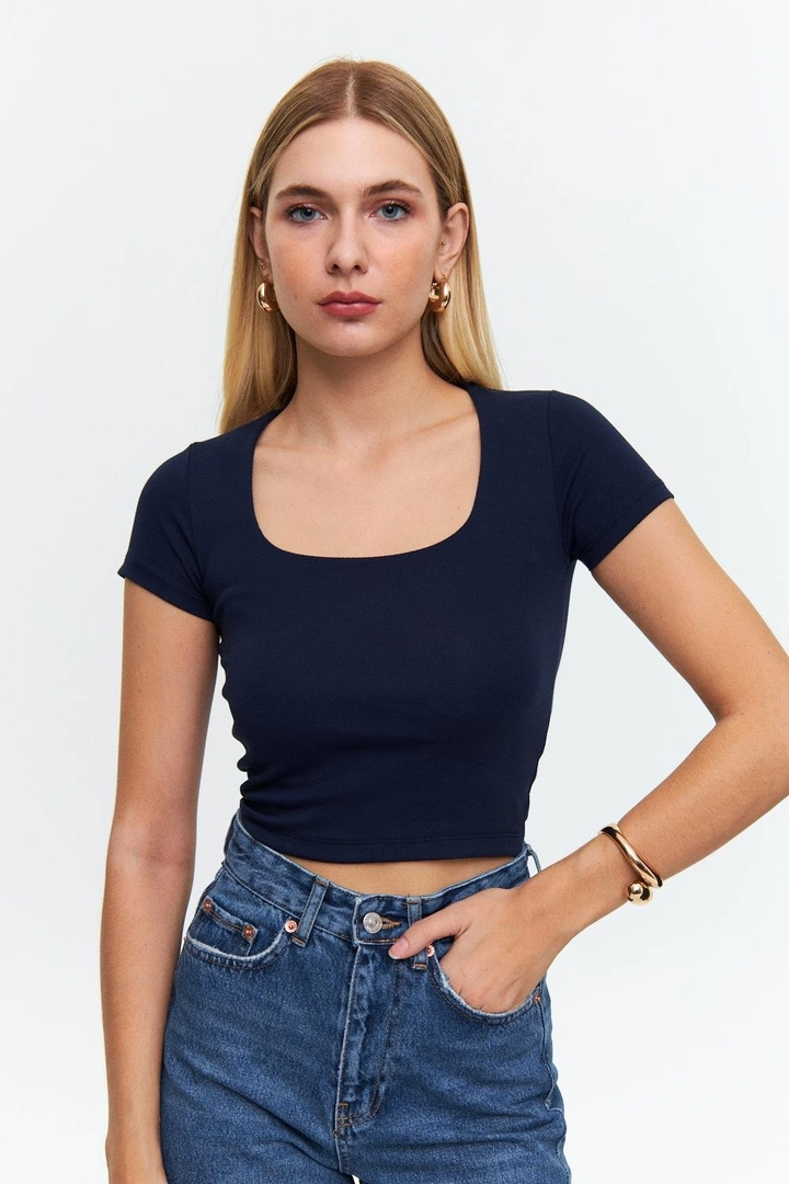 Bir model, Tuba Butik toptan giyim markasının tbu12568-square-neck-short-sleeve-women's-crop-navy-blue toptan Crop Top ürününü sergiliyor.