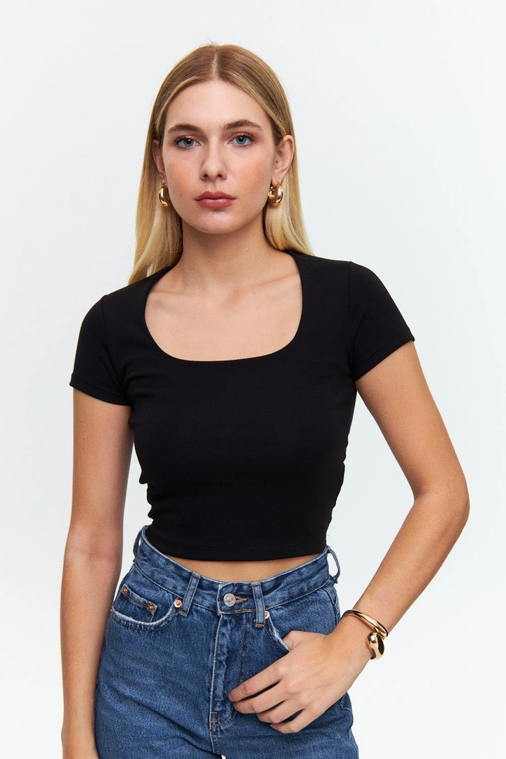 Ένα μοντέλο χονδρικής πώλησης ρούχων φοράει tbu12567-square-neck-short-sleeve-women's-crop-black, τούρκικο Crop top χονδρικής πώλησης από Tuba Butik