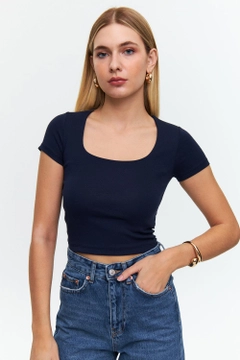 Bir model, Tuba Butik toptan giyim markasının tbu12568-square-neck-short-sleeve-women's-crop-navy-blue toptan Crop Top ürününü sergiliyor.