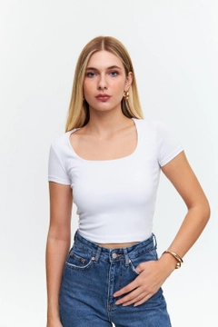 Bir model, Tuba Butik toptan giyim markasının tbu12569-square-neck-short-sleeve-women's-crop-white toptan Crop Top ürününü sergiliyor.