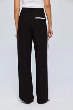 عارض ملابس بالجملة يرتدي tbu12611-stripe-detailed-palazzo-women's-trousers-black، تركي بالجملة بنطال من Tuba Butik