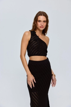 Bir model, Tuba Butik toptan giyim markasının tbu12629-blouse-skirt-knitwear-women's-suit-black toptan Takım ürününü sergiliyor.