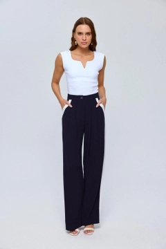 Bir model, Tuba Butik toptan giyim markasının tbu12639-stripe-detailed-palazzo-women's-trousers-navy-blue toptan Pantolon ürününü sergiliyor.