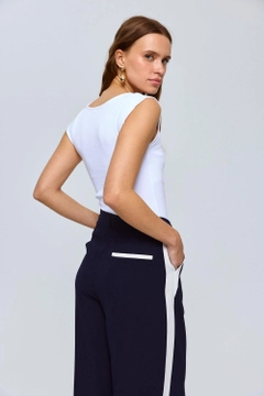 Ένα μοντέλο χονδρικής πώλησης ρούχων φοράει tbu12639-stripe-detailed-palazzo-women's-trousers-navy-blue, τούρκικο Παντελόνι χονδρικής πώλησης από Tuba Butik