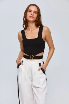Bir model, Tuba Butik toptan giyim markasının tbu12648-stripe-detailed-palazzo-women's-trousers-ecru toptan Pantolon ürününü sergiliyor.
