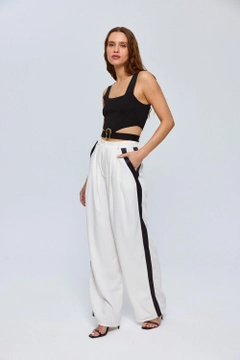 Bir model, Tuba Butik toptan giyim markasının tbu12648-stripe-detailed-palazzo-women's-trousers-ecru toptan Pantolon ürününü sergiliyor.