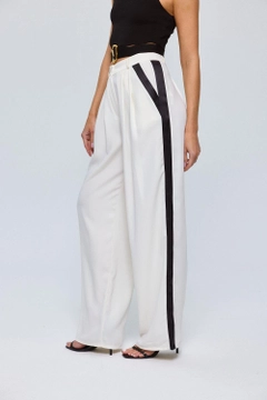 Ένα μοντέλο χονδρικής πώλησης ρούχων φοράει tbu12648-stripe-detailed-palazzo-women's-trousers-ecru, τούρκικο Παντελόνι χονδρικής πώλησης από Tuba Butik