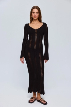 Модел на дрехи на едро носи tbu12653-openwork-knitwear-long-dress-black, турски едро рокля на Tuba Butik