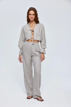 Hurtowa modelka nosi tbu12652-bohemian-blouse-trousers-linen-women's-suit-gray, turecka hurtownia Garnitur firmy Tuba Butik