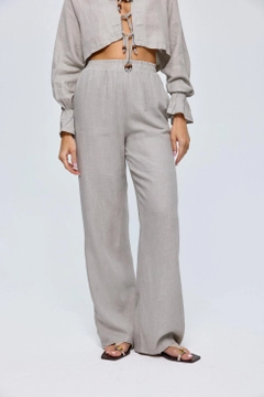Una modelo de ropa al por mayor lleva tbu12652-bohemian-blouse-trousers-linen-women's-suit-gray, Traje turco al por mayor de Tuba Butik
