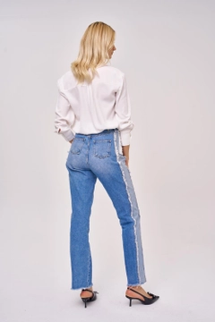Ein Bekleidungsmodell aus dem Großhandel trägt tbu12693-high-waist-double-color-women's-jeans-blue, türkischer Großhandel Jeans von Tuba Butik