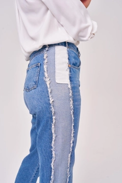 Bir model, Tuba Butik toptan giyim markasının tbu12693-high-waist-double-color-women's-jeans-blue toptan Kot Pantolon ürününü sergiliyor.