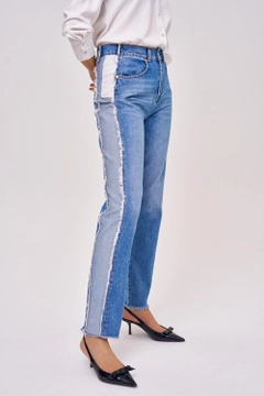 Bir model, Tuba Butik toptan giyim markasının tbu12693-high-waist-double-color-women's-jeans-blue toptan Kot Pantolon ürününü sergiliyor.