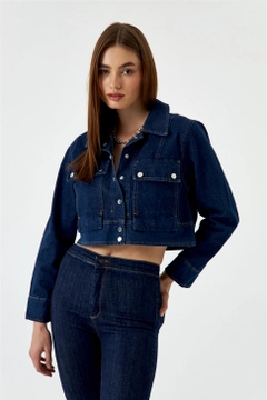 Bir model, Tuba Butik toptan giyim markasının tbu12698-high-waist-lycra-skinny-women's-jeans-navy-blue toptan Kot Pantolon ürününü sergiliyor.