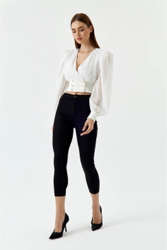 Bir model, Tuba Butik toptan giyim markasının tbu12694-high-waist-lycra-skinny-women's-jeans-black toptan Kot Pantolon ürününü sergiliyor.