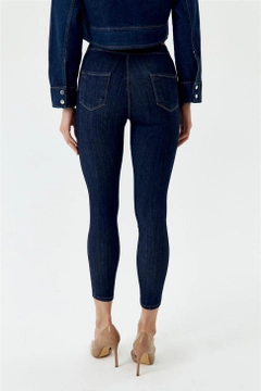 Ένα μοντέλο χονδρικής πώλησης ρούχων φοράει tbu12698-high-waist-lycra-skinny-women's-jeans-navy-blue, τούρκικο Τζιν χονδρικής πώλησης από Tuba Butik