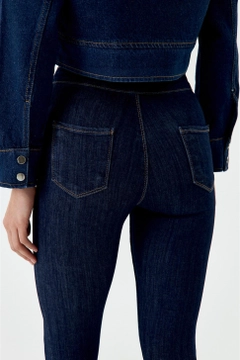 Bir model, Tuba Butik toptan giyim markasının tbu12698-high-waist-lycra-skinny-women's-jeans-navy-blue toptan Kot Pantolon ürününü sergiliyor.