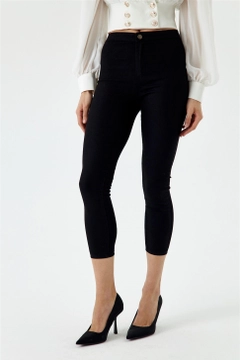 Ein Bekleidungsmodell aus dem Großhandel trägt tbu12694-high-waist-lycra-skinny-women's-jeans-black, türkischer Großhandel Jeans von Tuba Butik