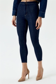 Een kledingmodel uit de groothandel draagt tbu12698-high-waist-lycra-skinny-women's-jeans-navy-blue, Turkse groothandel Jeans van Tuba Butik