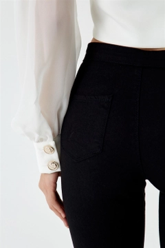 Una modella di abbigliamento all'ingrosso indossa tbu12694-high-waist-lycra-skinny-women's-jeans-black, vendita all'ingrosso turca di Jeans di Tuba Butik