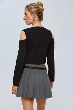 Ein Bekleidungsmodell aus dem Großhandel trägt tbu12714-women's-vest-with-sleeve-detail-black, türkischer Großhandel Weste von Tuba Butik