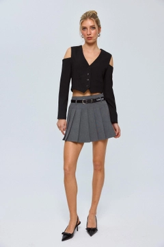 Ένα μοντέλο χονδρικής πώλησης ρούχων φοράει tbu12714-women's-vest-with-sleeve-detail-black, τούρκικο Αμάνικο μπλουζάκι χονδρικής πώλησης από Tuba Butik