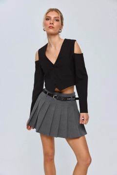 Ein Bekleidungsmodell aus dem Großhandel trägt tbu12714-women's-vest-with-sleeve-detail-black, türkischer Großhandel Weste von Tuba Butik