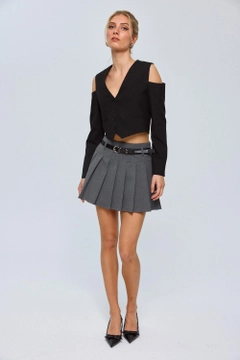 Ένα μοντέλο χονδρικής πώλησης ρούχων φοράει tbu12714-women's-vest-with-sleeve-detail-black, τούρκικο Αμάνικο μπλουζάκι χονδρικής πώλησης από Tuba Butik