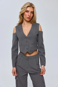 Ein Bekleidungsmodell aus dem Großhandel trägt tbu12724-women's-vest-with-sleeve-detail-smoked, türkischer Großhandel Weste von Tuba Butik