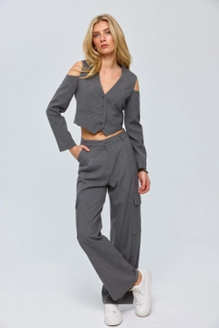 Ein Bekleidungsmodell aus dem Großhandel trägt tbu12724-women's-vest-with-sleeve-detail-smoked, türkischer Großhandel Weste von Tuba Butik