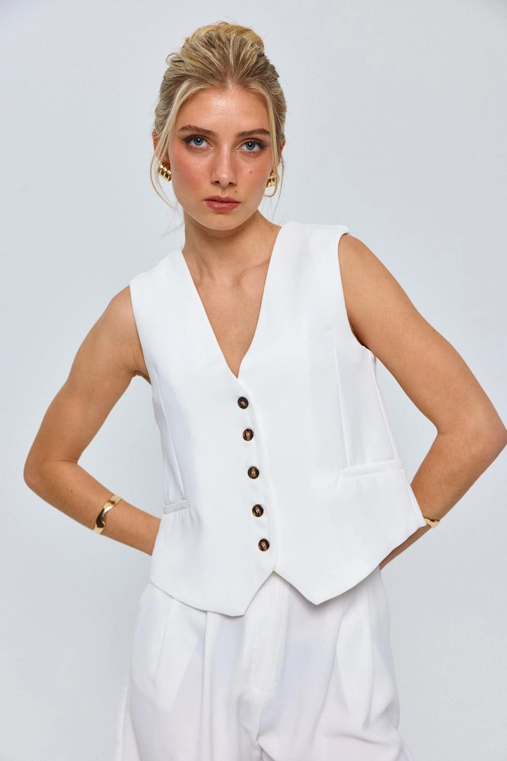 Модел на дрехи на едро носи tbu12731-buttoned-women's-vest-white, турски едро Жилетка на Tuba Butik