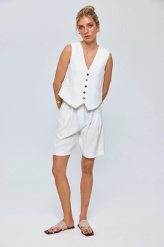 Una modelo de ropa al por mayor lleva tbu12731-buttoned-women's-vest-white, Chaleco turco al por mayor de Tuba Butik