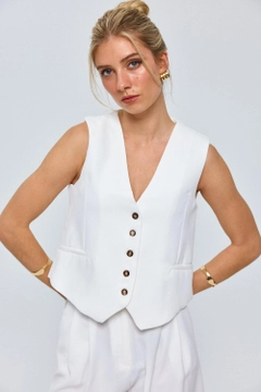 Una modella di abbigliamento all'ingrosso indossa tbu12731-buttoned-women's-vest-white, vendita all'ingrosso turca di Veste di Tuba Butik