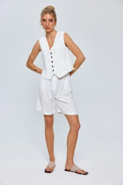 Una modelo de ropa al por mayor lleva tbu12731-buttoned-women's-vest-white, Chaleco turco al por mayor de Tuba Butik