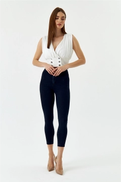 Ένα μοντέλο χονδρικής πώλησης ρούχων φοράει tbu12740-high-waist-lycra-jeans-dark-navy-blue, τούρκικο Τζιν χονδρικής πώλησης από Tuba Butik
