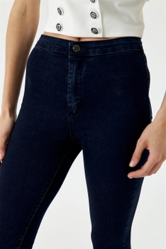 Een kledingmodel uit de groothandel draagt tbu12740-high-waist-lycra-jeans-dark-navy-blue, Turkse groothandel Jeans van Tuba Butik