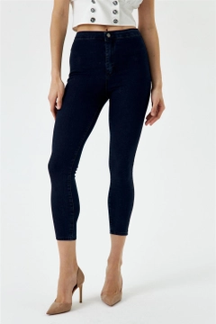 Bir model, Tuba Butik toptan giyim markasının tbu12740-high-waist-lycra-jeans-dark-navy-blue toptan Kot Pantolon ürününü sergiliyor.
