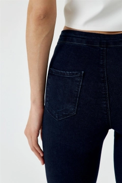 Bir model, Tuba Butik toptan giyim markasının tbu12740-high-waist-lycra-jeans-dark-navy-blue toptan Kot Pantolon ürününü sergiliyor.