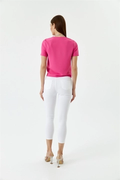 Bir model, Tuba Butik toptan giyim markasının tbu12745-high-waist-lycra-skinny-women's-jeans-white toptan Pantolon ürününü sergiliyor.