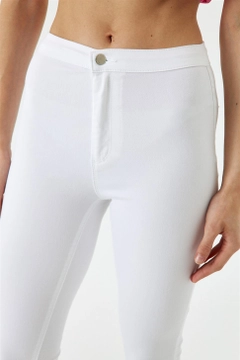 Una modella di abbigliamento all'ingrosso indossa tbu12745-high-waist-lycra-skinny-women's-jeans-white, vendita all'ingrosso turca di Pantaloni di Tuba Butik