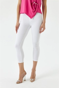 Bir model, Tuba Butik toptan giyim markasının tbu12745-high-waist-lycra-skinny-women's-jeans-white toptan Pantolon ürününü sergiliyor.