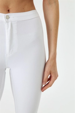Een kledingmodel uit de groothandel draagt tbu12745-high-waist-lycra-skinny-women's-jeans-white, Turkse groothandel Broek van Tuba Butik
