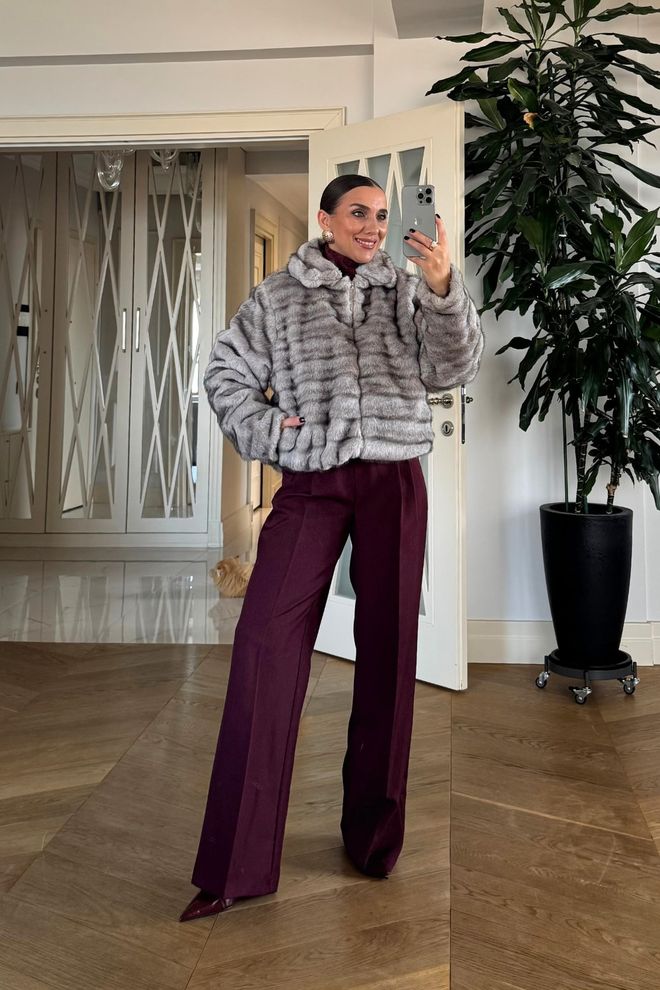Tuba Sivo Krzneno Jakna S Črtastim Vzorcem In Oversize Krojem Oblačila na debelo Ležerno
