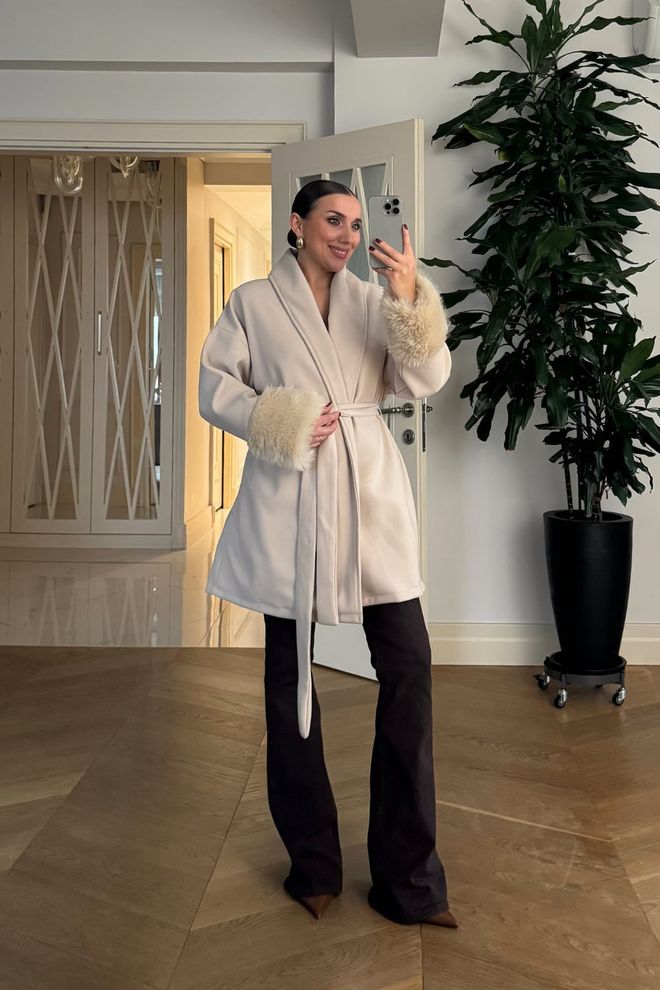 Tuba Beżowy Płaszcz Owijany Z Wyciętym Kołnierzem I Wiązaniem Hurtowa sprzedaż odzieży Casual