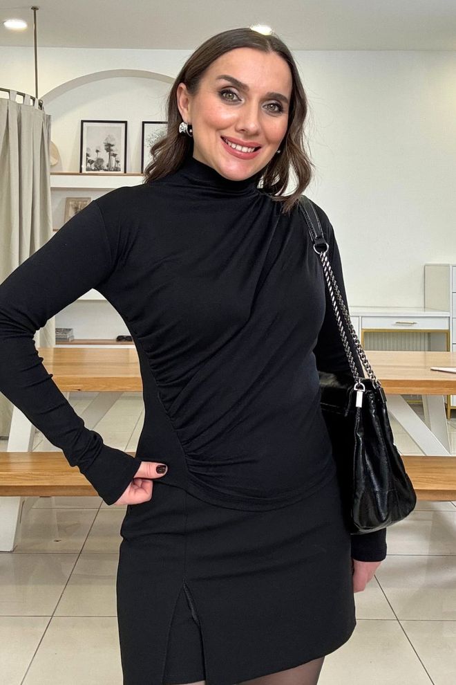 Tuba Црна Елегантна Слим Фит Блуза Са Туртле Нецк Огрлицом Велепродаја одеће Пролеће