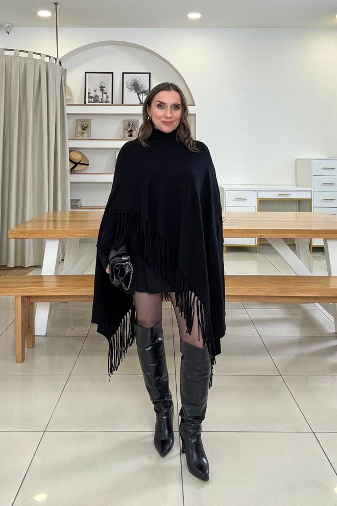 Tuba Црна Елегантна Слим Фит Блуза Са Туртле Нецк Огрлицом Велепродаја одеће 1