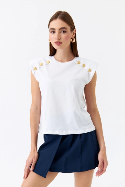 A model wears TBU10018 - T-shirt - White, wholesale Tshirt of Tuba Butik to display at Lonca