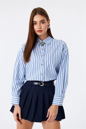 A model wears TBU10030 - Shirt - Blue And White, wholesale undefined of Tuba Butik to display at Lonca