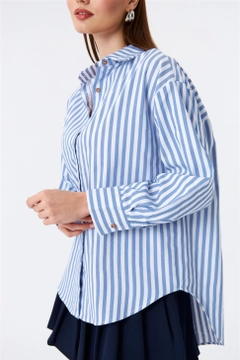 Bir model, Tuba Butik toptan giyim markasının TBU10030 - Shirt - Blue And White toptan Gömlek ürününü sergiliyor.
