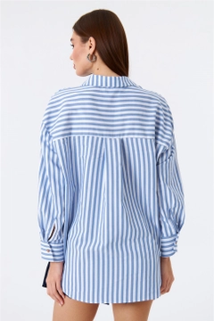 Bir model, Tuba Butik toptan giyim markasının TBU10030 - Shirt - Blue And White toptan Gömlek ürününü sergiliyor.